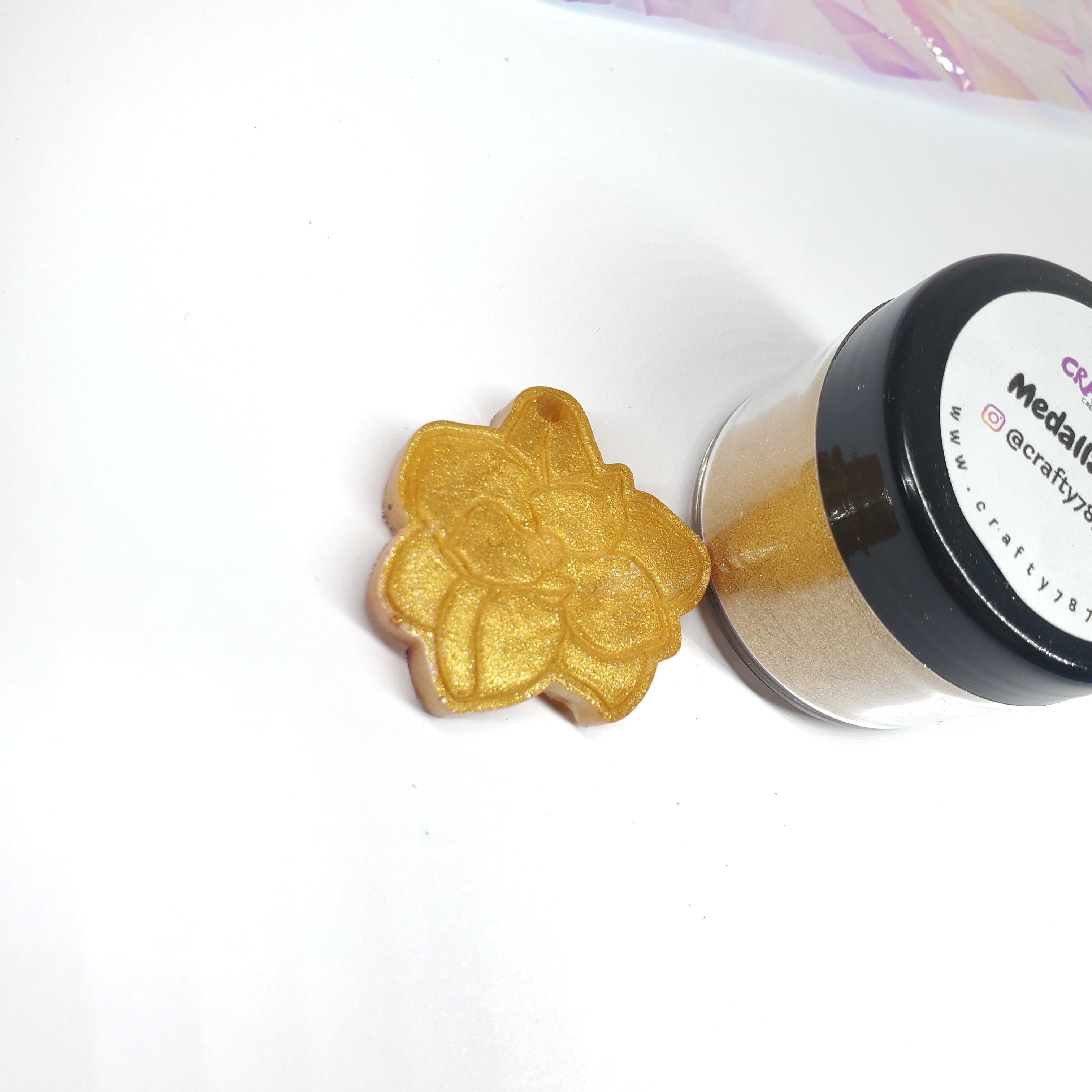 Medalla Gold Mica Powder (20-200microns) Shimmer