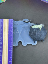 Load image into Gallery viewer, Witch Cauldron Dangle Earring Mold Bonus Bats(C4)
